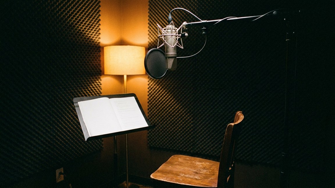 Micrófono de estudio en una cabina de doblaje vacía